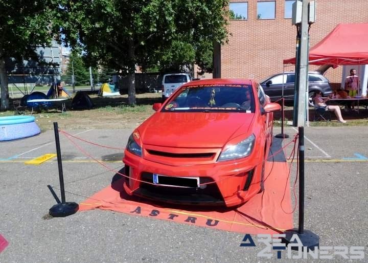 9º Little Garage Tuning Show
Imagen del reportaje de la revista Tuning Area4tuners.es, de la concentración de coches Tuning del año 2024 en Palencia capital, España