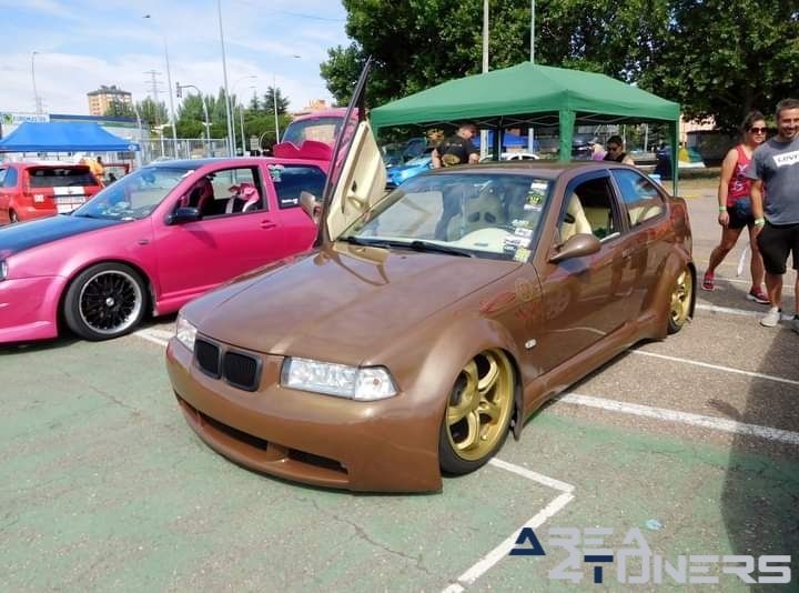 9º Little Garage Tuning Show
Imagen del reportaje de la revista Tuning Area4tuners.es, de la concentración de coches Tuning del año 2024 en Palencia capital, España