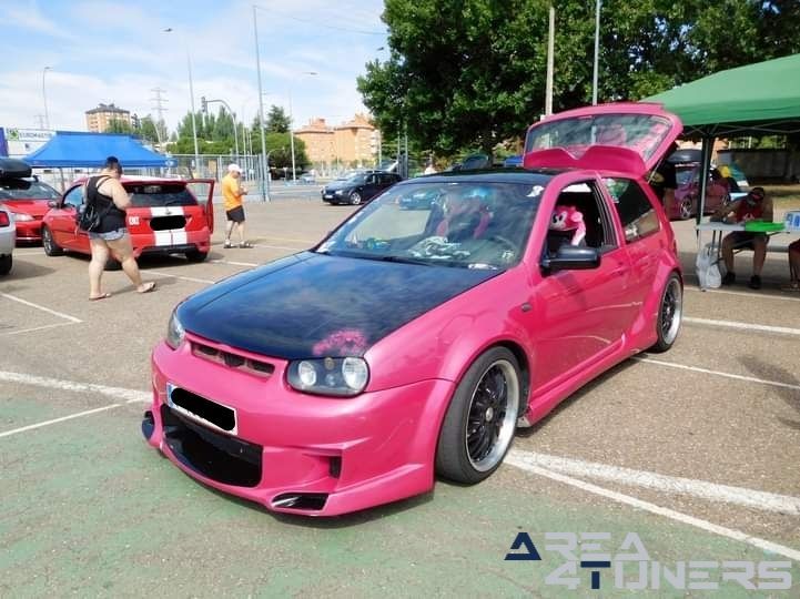 9º Little Garage Tuning Show
Imagen del reportaje de la revista Tuning Area4tuners.es, de la concentración de coches Tuning del año 2024 en Palencia capital, España