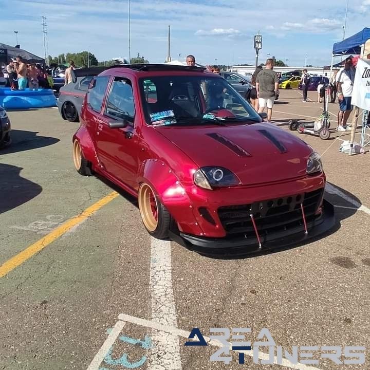 9º Little Garage Tuning Show
Imagen del reportaje de la revista Tuning Area4tuners.es, de la concentración de coches Tuning del año 2024 en Palencia capital, España