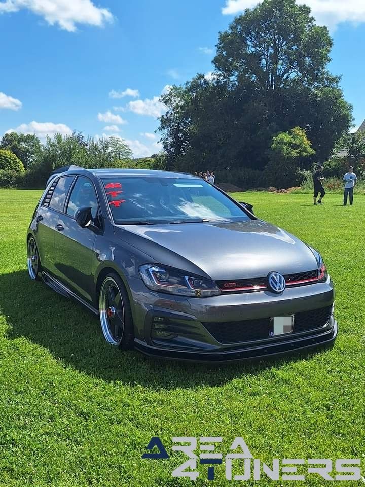 Gazman And Golden Squad 2024
Imagen del reportaje de la revista Tuning Area4tuners.es, de la concentración de coches Tuning del año 2024 en Taintiegnes, Bélgica.