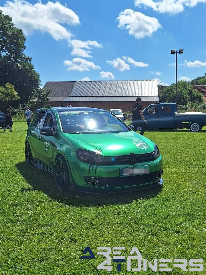 Gazman And Golden Squad 2024
Imagen del reportaje de la revista Tuning Area4tuners.es, de la concentración de coches Tuning del año 2024 en Taintiegnes, Bélgica.