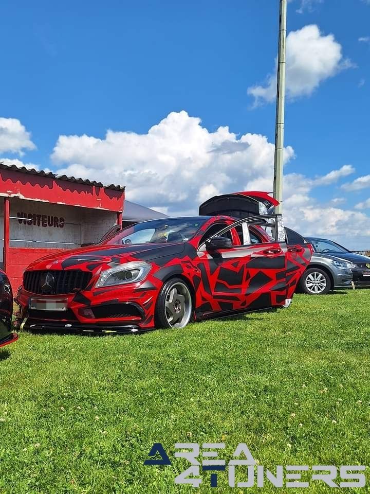 Gazman And Golden Squad 2024
Imagen del reportaje de la revista Tuning Area4tuners.es, de la concentración de coches Tuning del año 2024 en Taintiegnes, Bélgica.