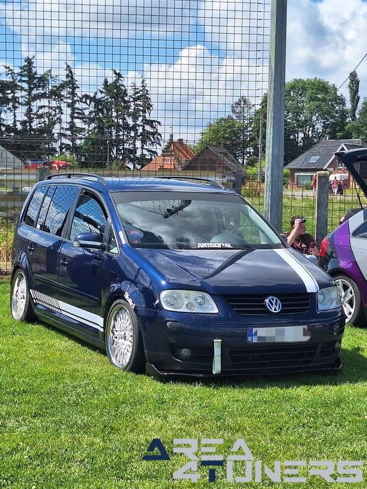 Gazman And Golden Squad 2024
Imagen del reportaje de la revista Tuning Area4tuners.es, de la concentración de coches Tuning del año 2024 en Taintiegnes, Bélgica.