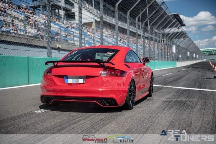 L-8 Night
Imagen del reportaje de la revista Tuning Area4tuners.es, de la concentración de coches Tuning del año 2024 en Lausitring, Alemania,