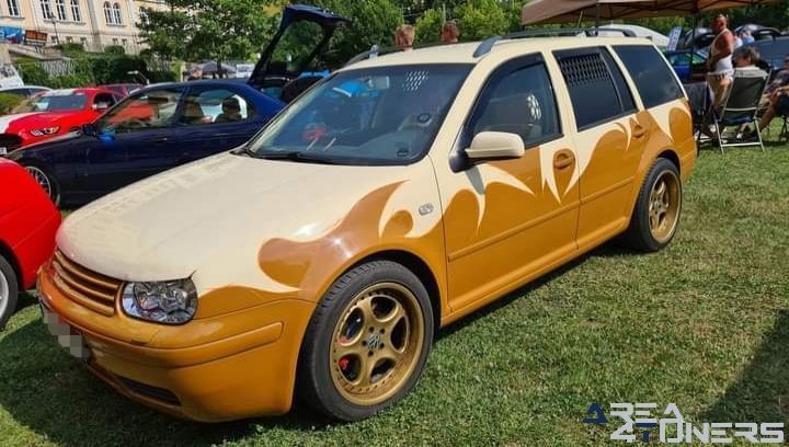 Tuninghoolican
Imagen del reportaje de la revista Tuning Area4tuners.es, de la concentración de coches Tuning del año 2024 en Greiz, Alemania.