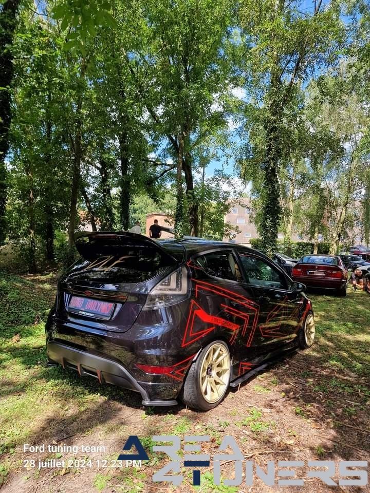 Chique Belgique 3
Imagen del reportaje de la revista Tuning Area4tuners.es, de la concentración de coches Tuning del año 2024 en Wielsbeke, Bélgica.