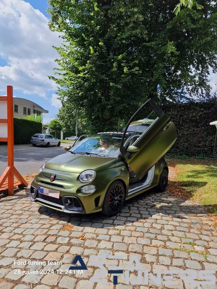 Chique Belgique 3
Imagen del reportaje de la revista Tuning Area4tuners.es, de la concentración de coches Tuning del año 2024 en Wielsbeke, Bélgica.