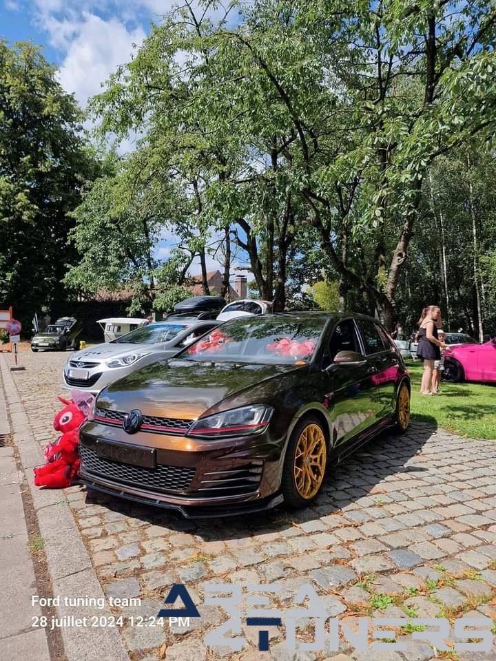 Chique Belgique 3
Imagen del reportaje de la revista Tuning Area4tuners.es, de la concentración de coches Tuning del año 2024 en Wielsbeke, Bélgica.