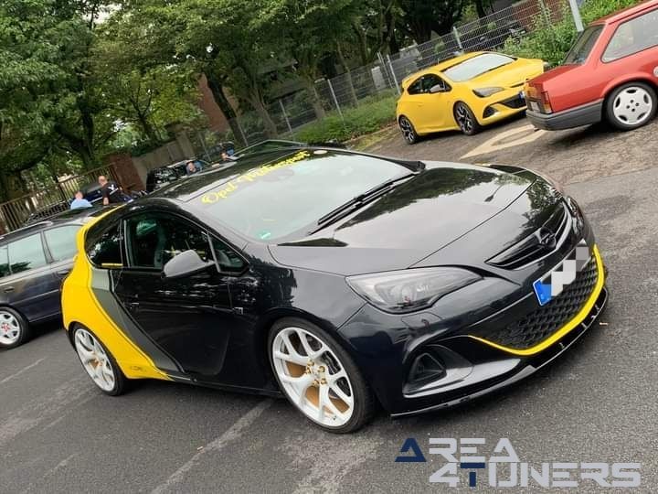 Meeting Krefeld
Imagen del reportaje de la revista Tuning Area4tuners.es, de la concentración de coches Tuning del año 2024 en Krefeld, Alemania.