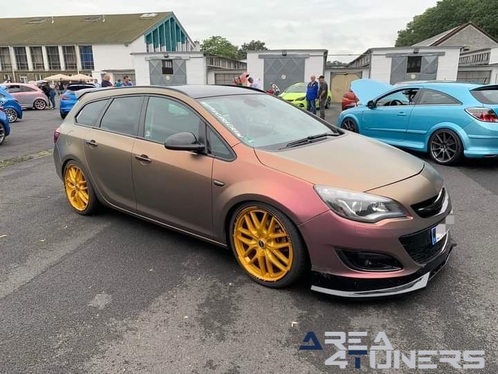 Meeting Krefeld
Imagen del reportaje de la revista Tuning Area4tuners.es, de la concentración de coches Tuning del año 2024 en Krefeld, Alemania.