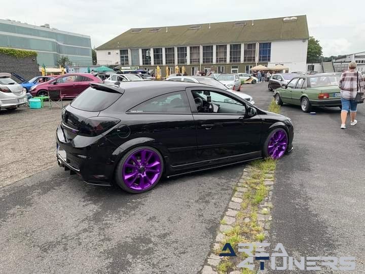 Meeting Krefeld
Imagen del reportaje de la revista Tuning Area4tuners.es, de la concentración de coches Tuning del año 2024 en Krefeld, Alemania.