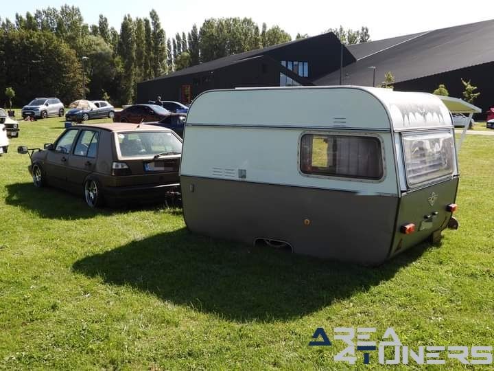 Lazy Sunday The Lake 2024
Imagen del reportaje de la revista Tuning Area4tuners.es, de la concentración de coches Tuning del año 2024 en Jabbeke, Bélgica.