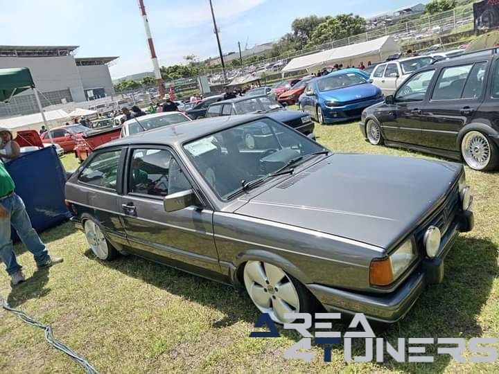 Qrowagen Show 1.0
Imagen del reportaje de la revista Tuning Area4tuners.es, de la concentración de coches Tuning del año 2024 en Querétaro, México.