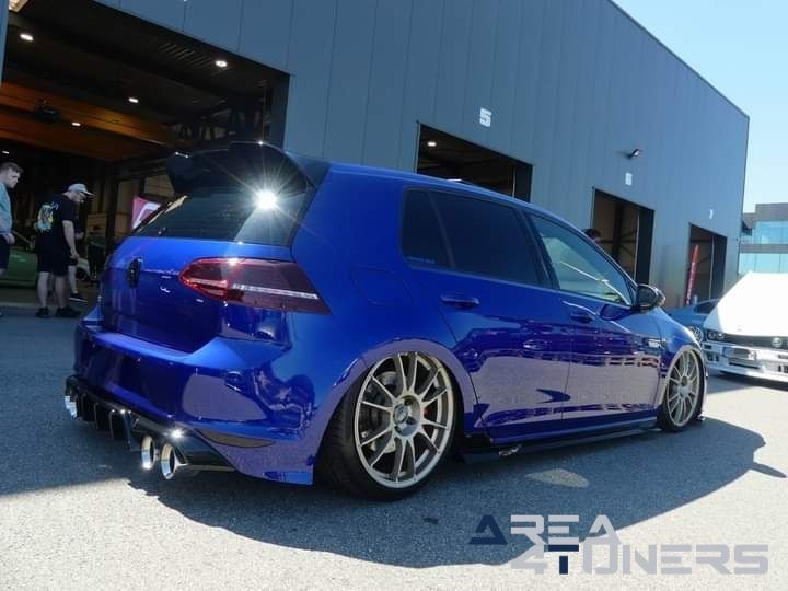 Unlimited Chapter 3
Imagen del reportaje de la revista Tuning Area4tuners.es, de la concentración de coches Tuning del año 2024 en Dilsen Stoken, Bélgica.