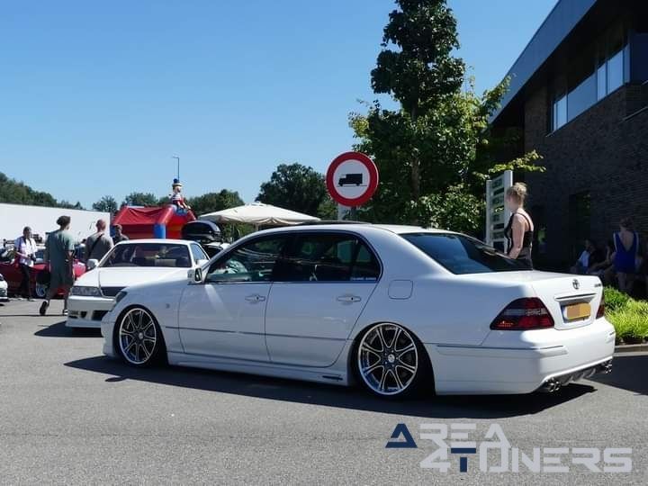 Unlimited Chapter 3
Imagen del reportaje de la revista Tuning Area4tuners.es, de la concentración de coches Tuning del año 2024 en Dilsen Stoken, Bélgica.