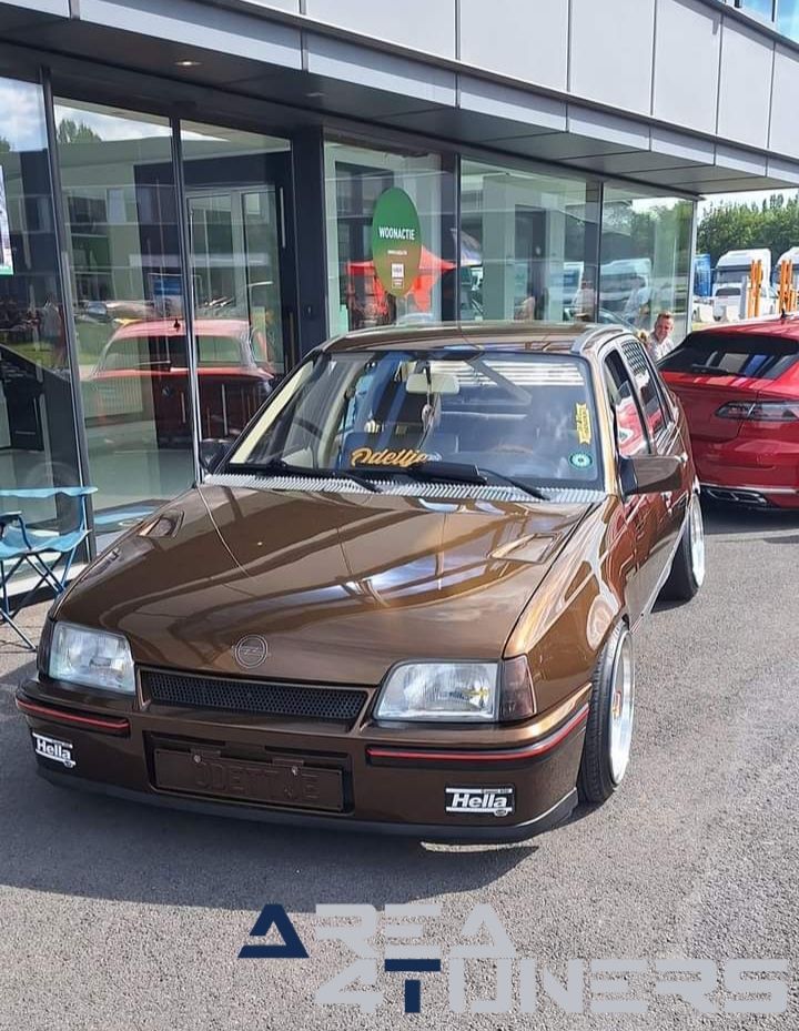 Dreamz And Shinez Chapter 3
Imagen del reportaje de la revista Tuning Area4tuners.es, de la concentración de coches Tuning del año 2024 en Erpe Bere, Bélgica.