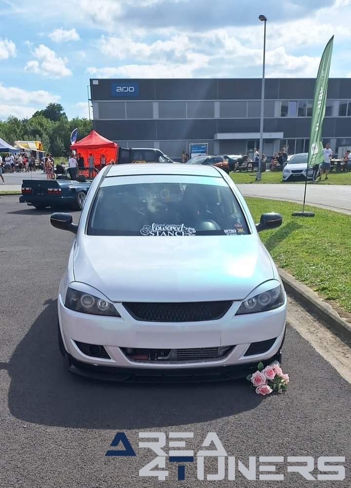 Dreamz And Shinez Chapter 3
Imagen del reportaje de la revista Tuning Area4tuners.es, de la concentración de coches Tuning del año 2024 en Erpe Bere, Bélgica.