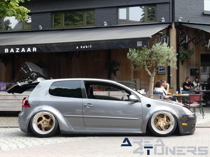 Custom Brews
Imagen del reportaje de la revista Tuning Area4tuners.es, de la concentración de coches Tuning del año 2024 en Bocholt, Bélgica.