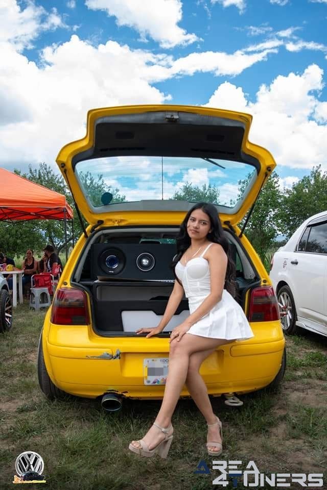 2º Aniversario Mi Pequeña Amante
Imagen del reportaje de la revista Tuning Area4tuners.es, de la concentración de coches Tuning del año 2024 en Teotihuacan, México.