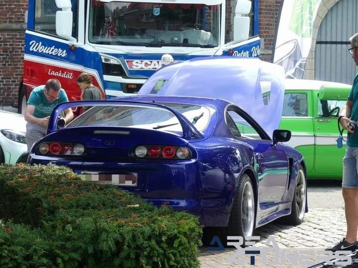 Custom Brews
Imagen del reportaje de la revista Tuning Area4tuners.es, de la concentración de coches Tuning del año 2024 en Bocholt, Bélgica.