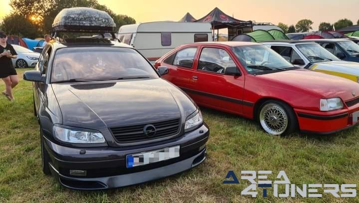 17 Semd Rockt Opeltreffen
Imagen del reportaje de la revista Tuning Area4tuners.es, de la concentración de coches Tuning del año 2024 en Semd, Alemania.