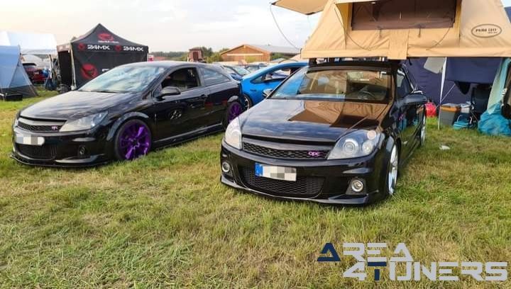 17 Semd Rockt Opeltreffen
Imagen del reportaje de la revista Tuning Area4tuners.es, de la concentración de coches Tuning del año 2024 en Semd, Alemania.