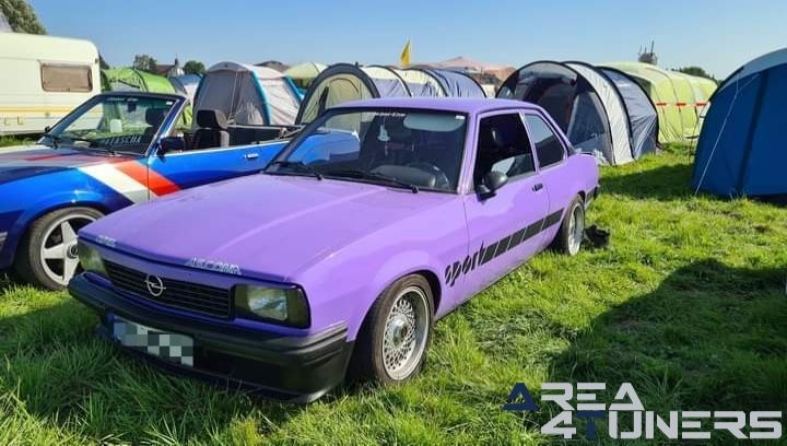 17 Semd Rockt Opeltreffen
Imagen del reportaje de la revista Tuning Area4tuners.es, de la concentración de coches Tuning del año 2024 en Semd, Alemania.