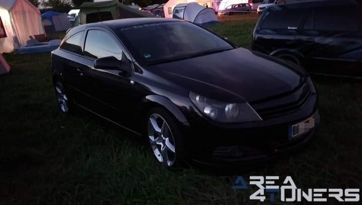 17 Semd Rockt Opeltreffen
Imagen del reportaje de la revista Tuning Area4tuners.es, de la concentración de coches Tuning del año 2024 en Semd, Alemania.