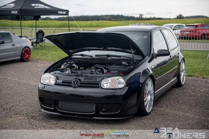 Perfonmance On Wheels Chapter 7
Imagen del reportaje de la revista Tuning Area4tuners.es, de la concentración de coches Tuning del año 2024 en Speichersdorf, Alemania