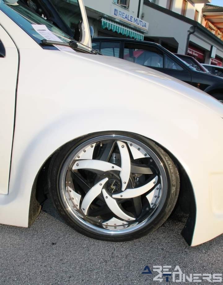 Raduno Motori Wonderland Bar
Imagen del reportaje de la revista Tuning Area4tuners.es, de la concentración de coches Tuning del año 2024 en Rosolina Rovino, Italia.