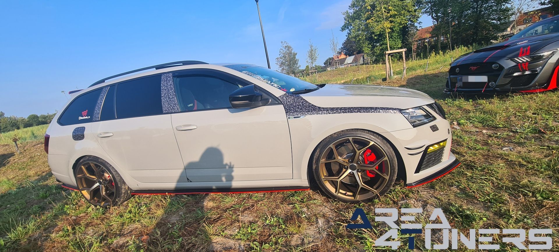 666 XCrew 1st Edition
Imagen del reportaje de la revista Tuning Area4tuners.es, de la concentración de coches Tuning del año 2024 en Moerbeke, Bélgica.