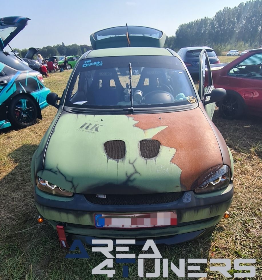 666 XCrew 1st Edition
Imagen del reportaje de la revista Tuning Area4tuners.es, de la concentración de coches Tuning del año 2024 en Moerbeke, Bélgica.