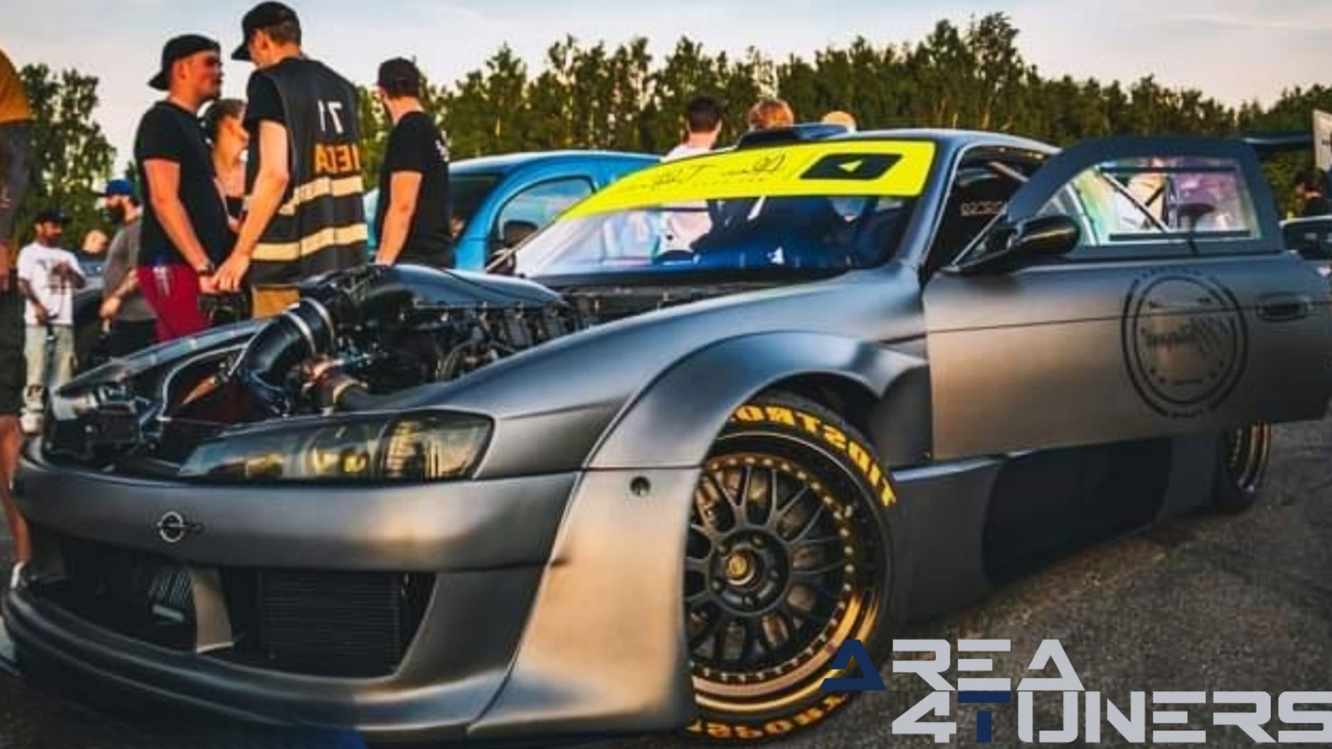 Reportaje de Swk's Grillväl 2024 Insläpp 4a parte Reportaje de la revista de coches Tuning Area4tuners sobre la concentración Swk's Grillväl 2024 Insläpp, realizada en el año 2024 en Mantorp, Suecia