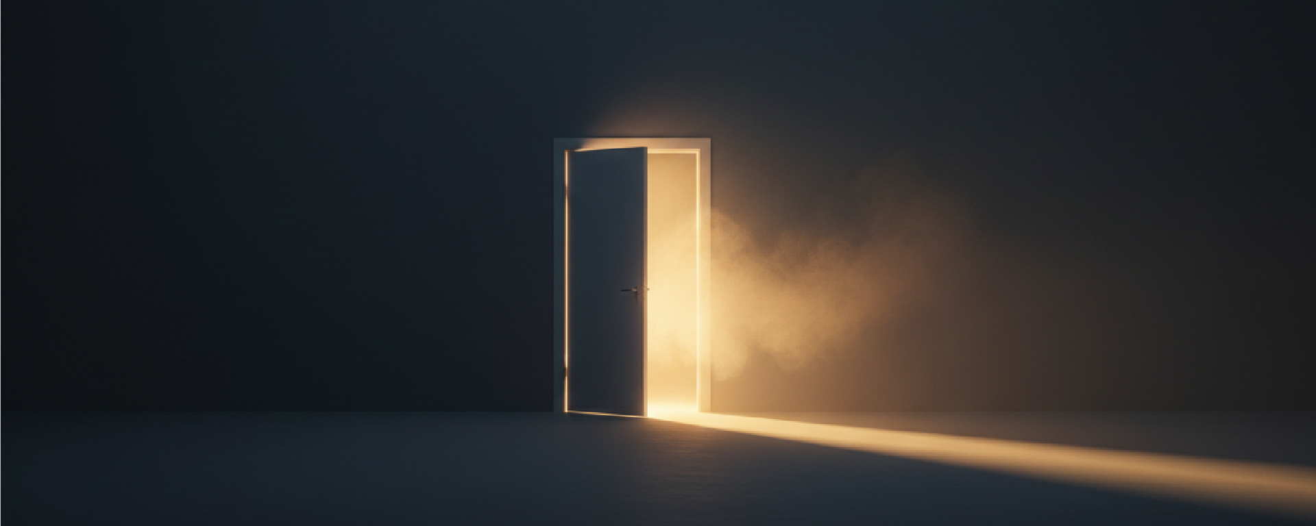 Geöffnette Tür durch die Licht scheint. Außen herum ist alles dunkel