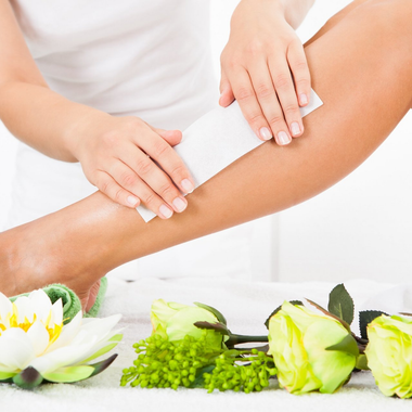 Waxing Bein wird gewaxt