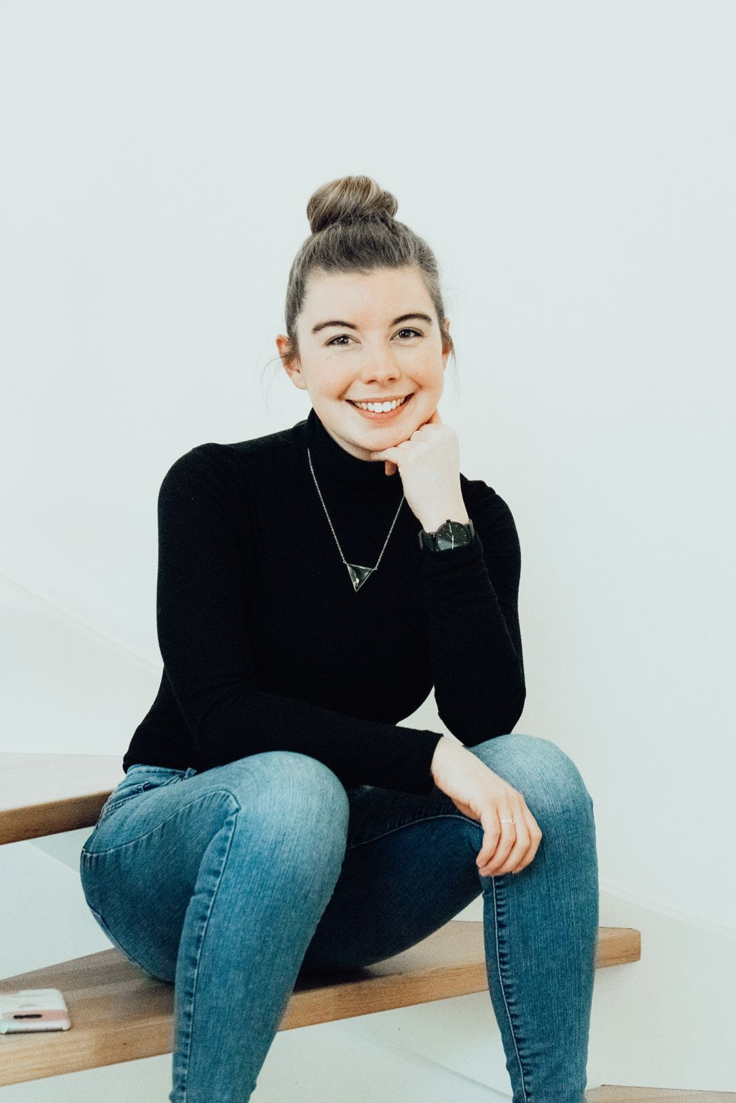 Lisa Holtmeier, CEO Wordseed, lächeln und sitzt auf einer Treppe