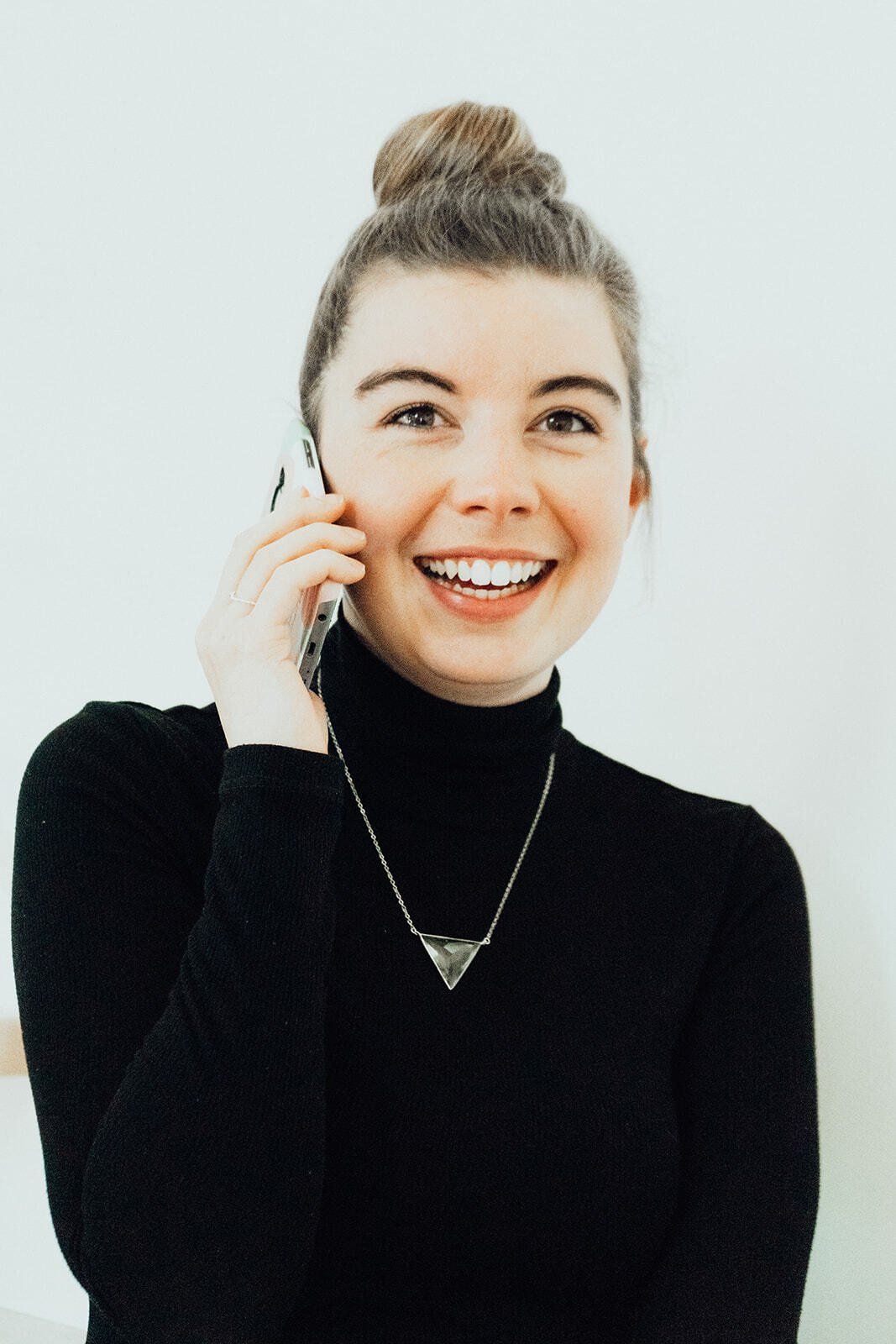 Lisa Holtmeier telefoniert auf dem Bild. Sie lächelt auf dem Foto.
