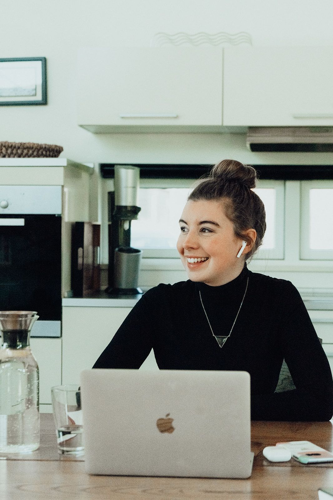 Lisa Holtmeier, CEO von WORDSEED, sitzt am Laptop.