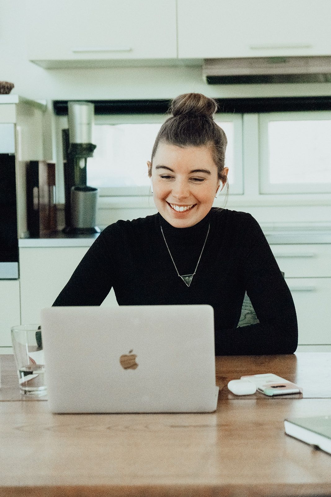 Lisa Holtmeier, CEO WORDSEED, sitzt am Laptop