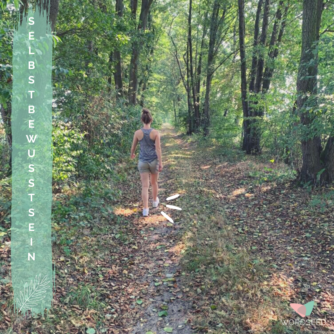 Lisa Holtmeier spaziert durch einen Wald. Auf der Seite steht selbstbewusstsein.