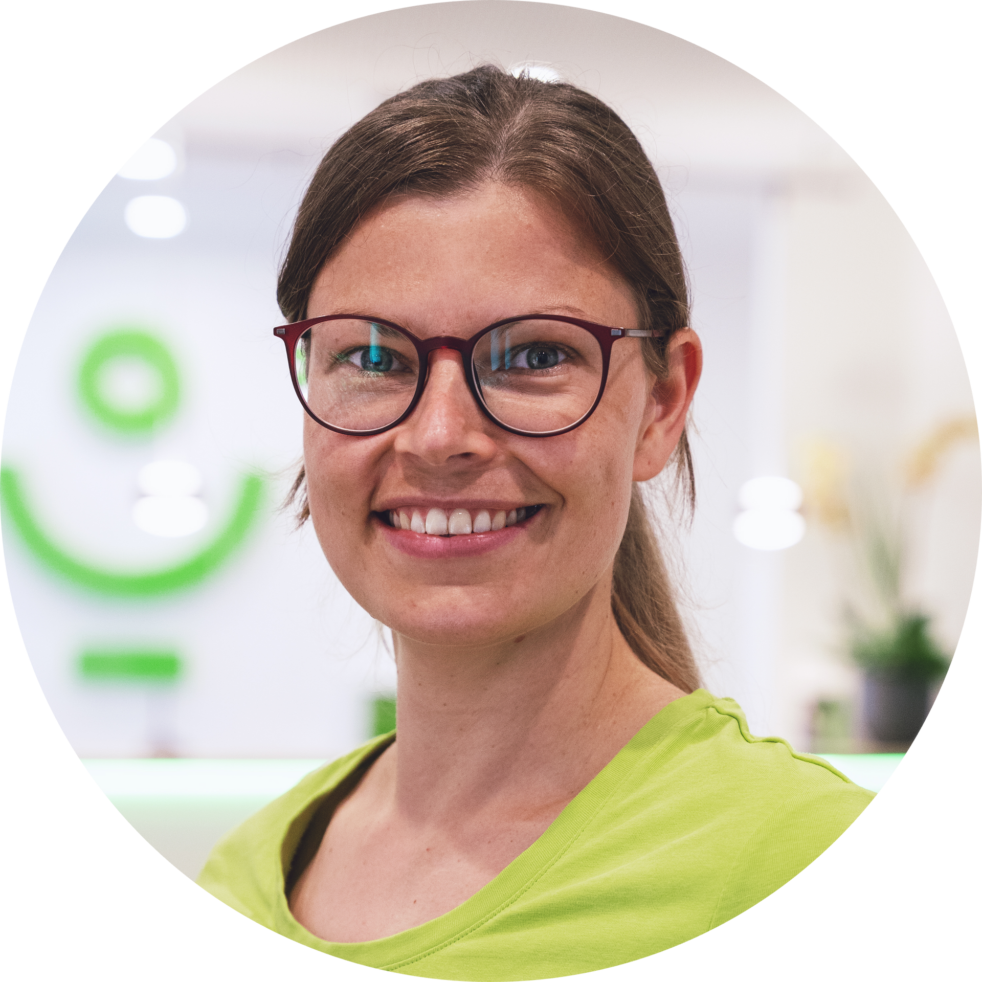 Carmen Pallokat, Physiotherapeutin, schaut lächelnd in die Kamera