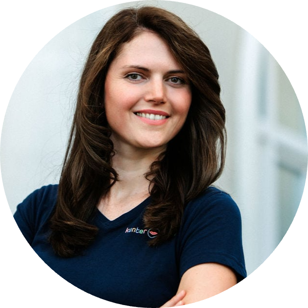 Sabrina Kummer, Logopädin, Gründerin von Kuntermund, schaut lächelnd in die Kamera