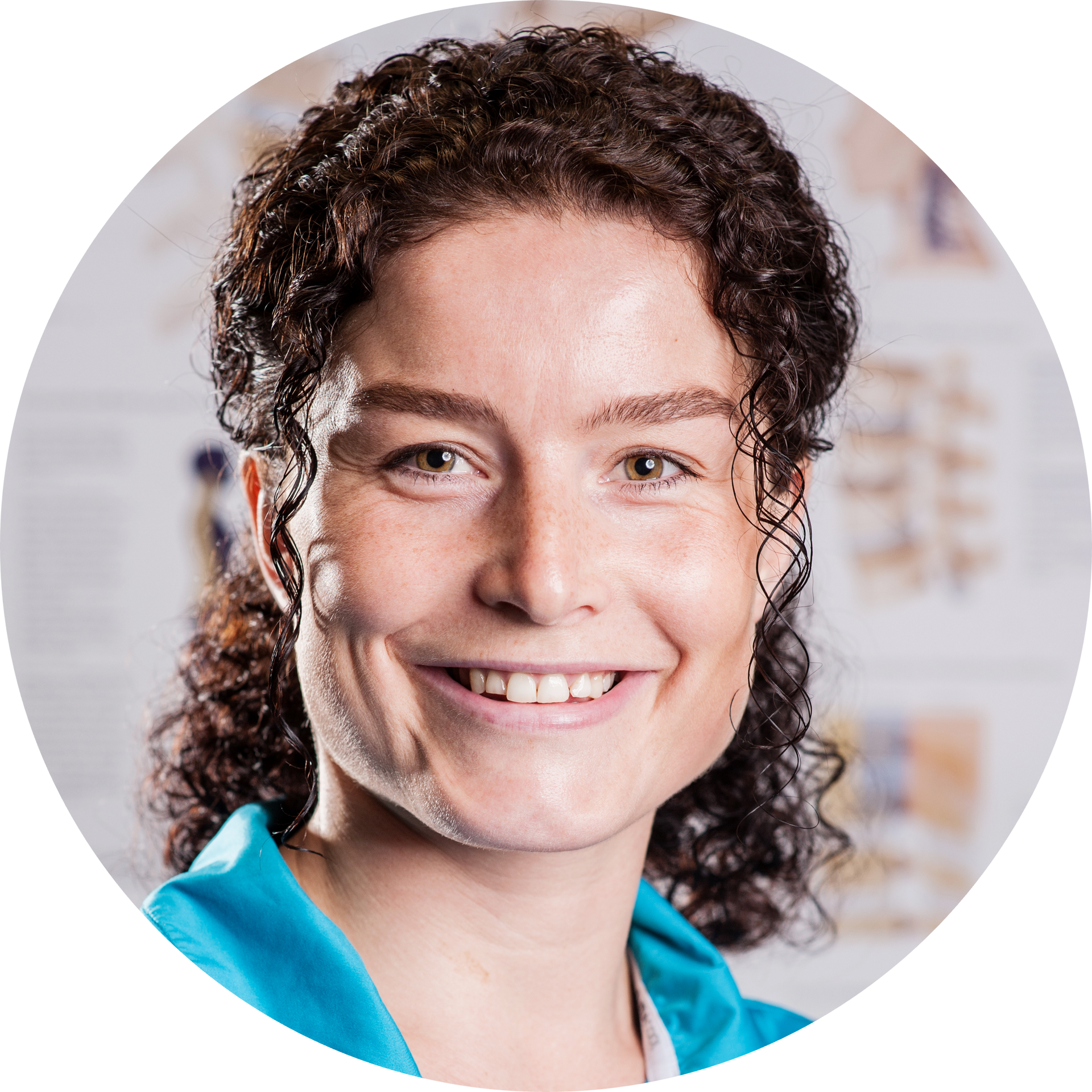 Eileen Kühn lächelt auf dem Foto, therapeutische Leitung Heilbad Heiligenstadt Kurparkklinik