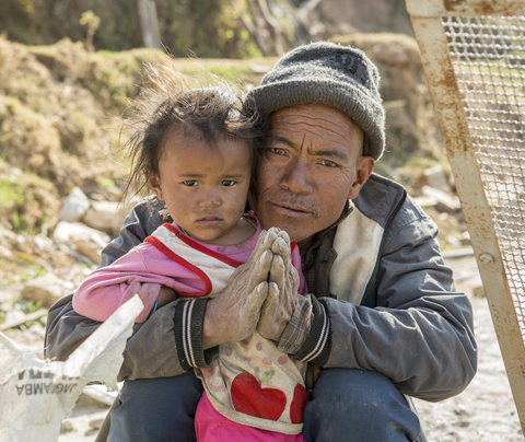 Dankbare Bewohner des durch die D. Gary Young Young Living Foundation wiederaufgebauten Dorfes in Nepal, was bei den beiden schweren Erdbeben 2015 nahezu völlig zerstört wurde.