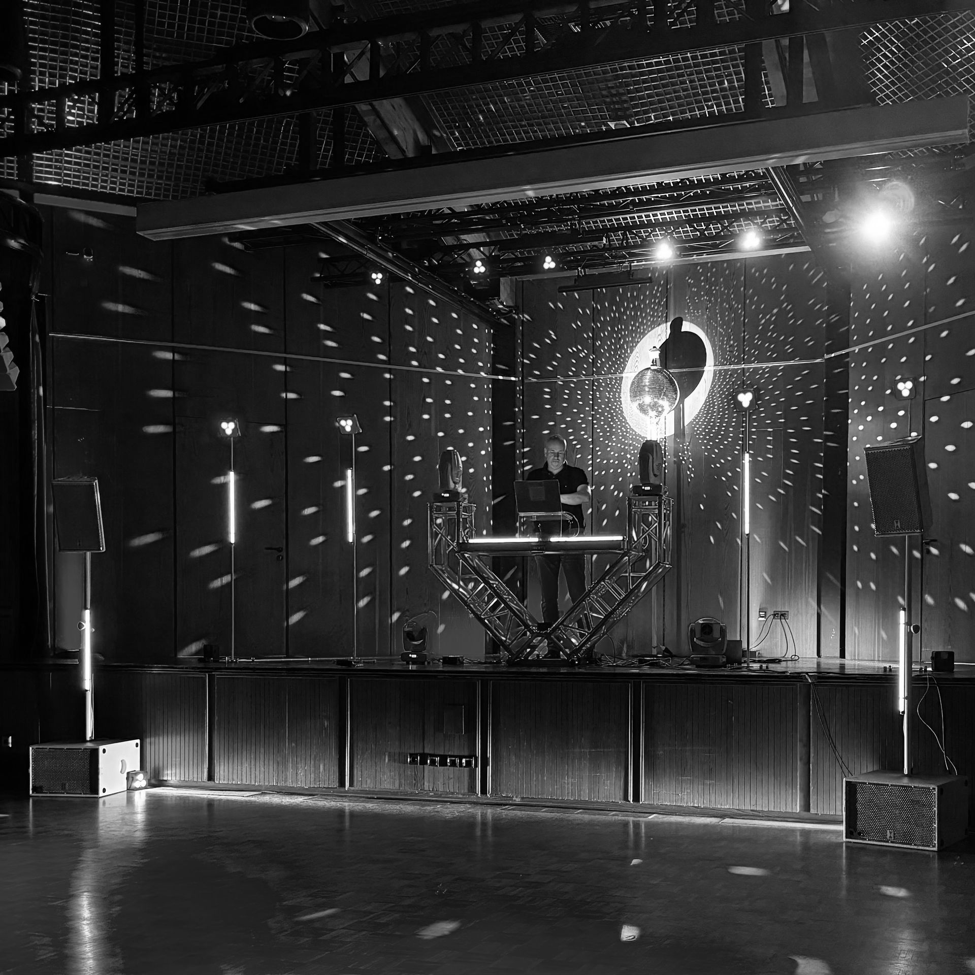 Dj Arbeitsplatz mit Alu Traverse