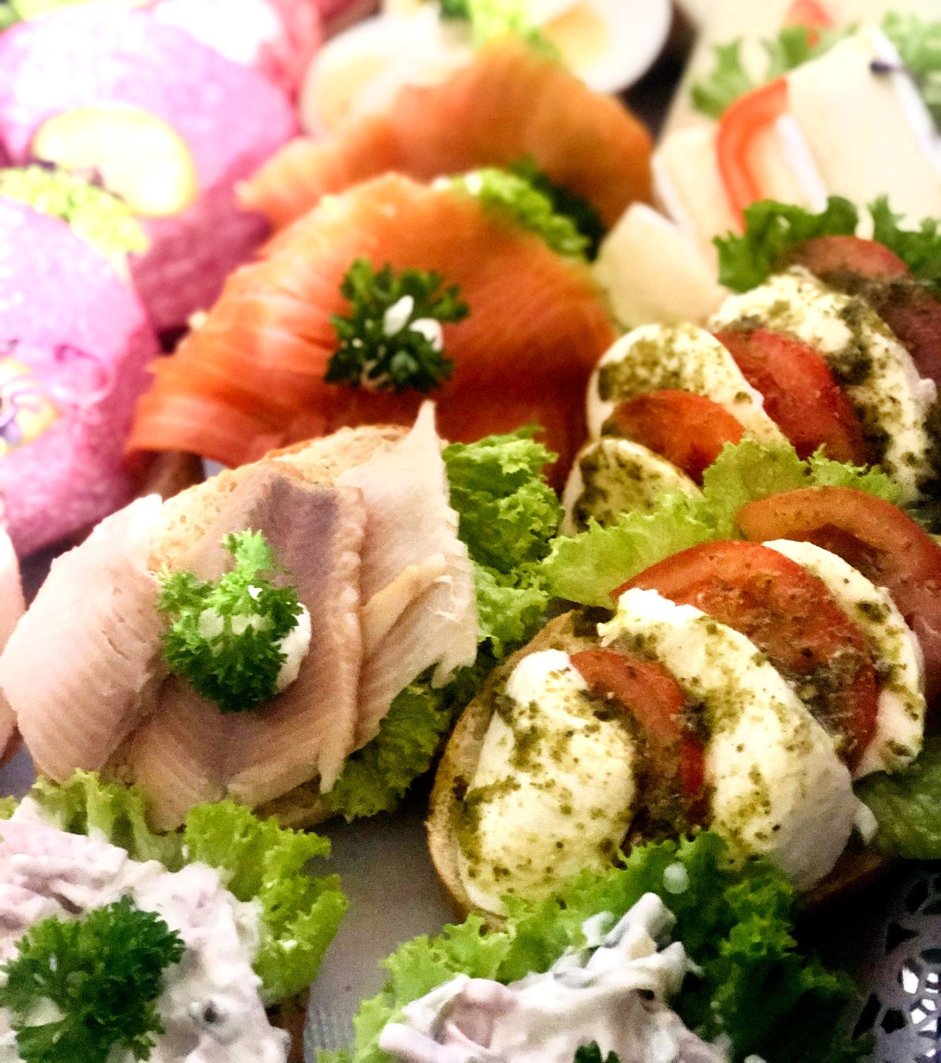 Belegte Brötchenhälften