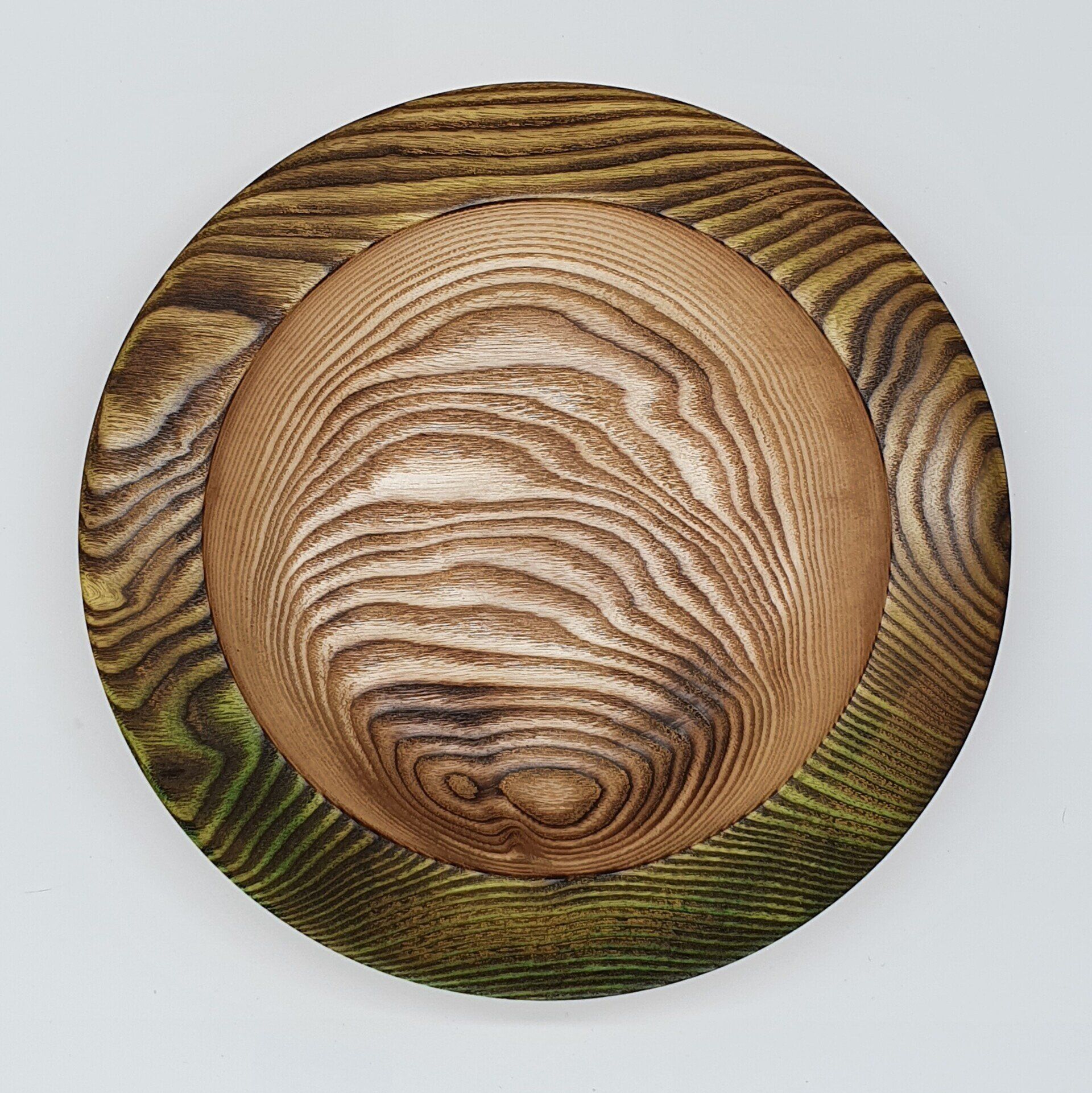 Autumn inspired, large ash bowl with striking grain pattern that has been enhanced by scorching and the use of copper colouring. The rim has been stained with warm tones of yellow and green.