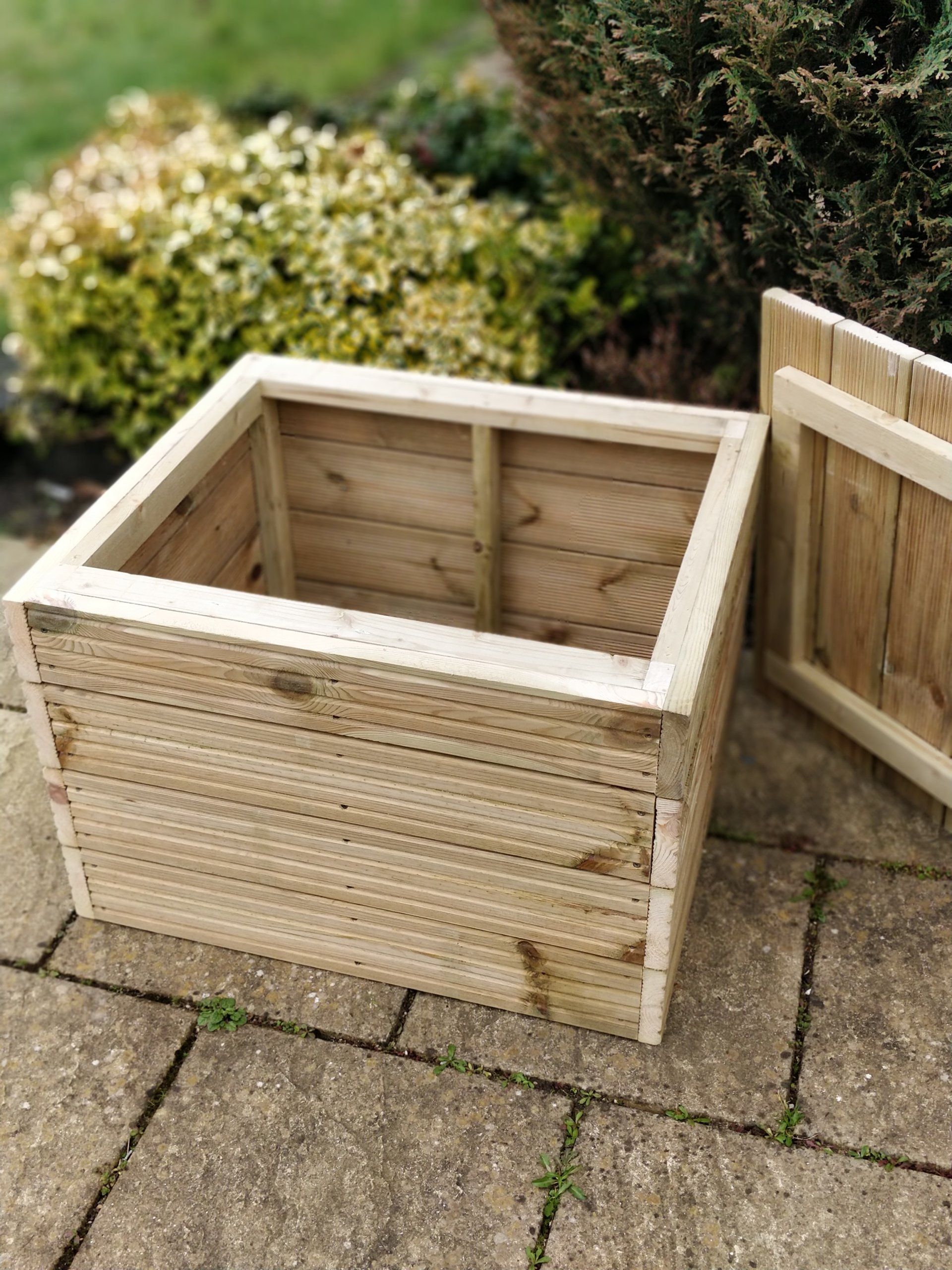 Storage box with lid