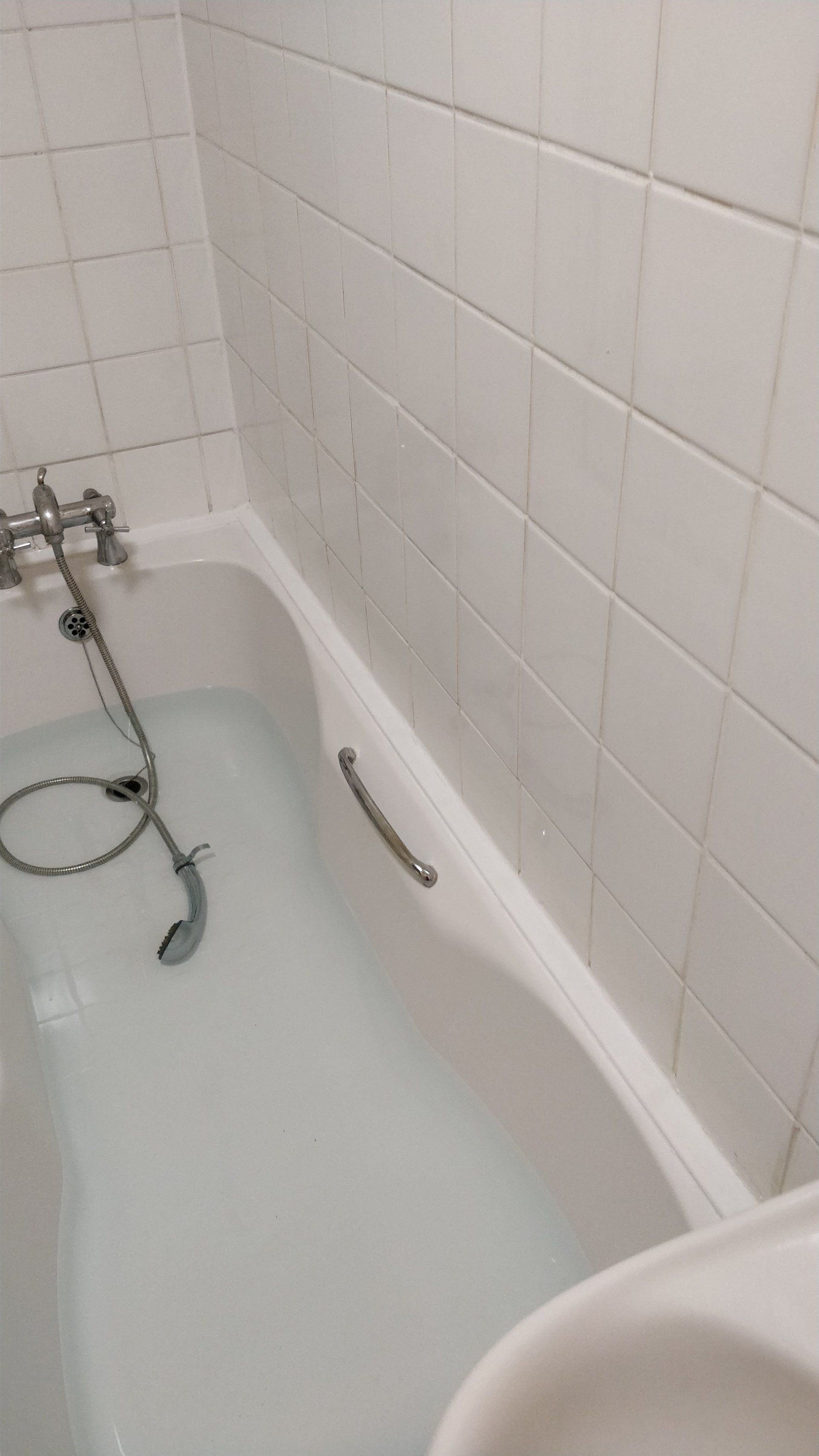 New silicone around the bath